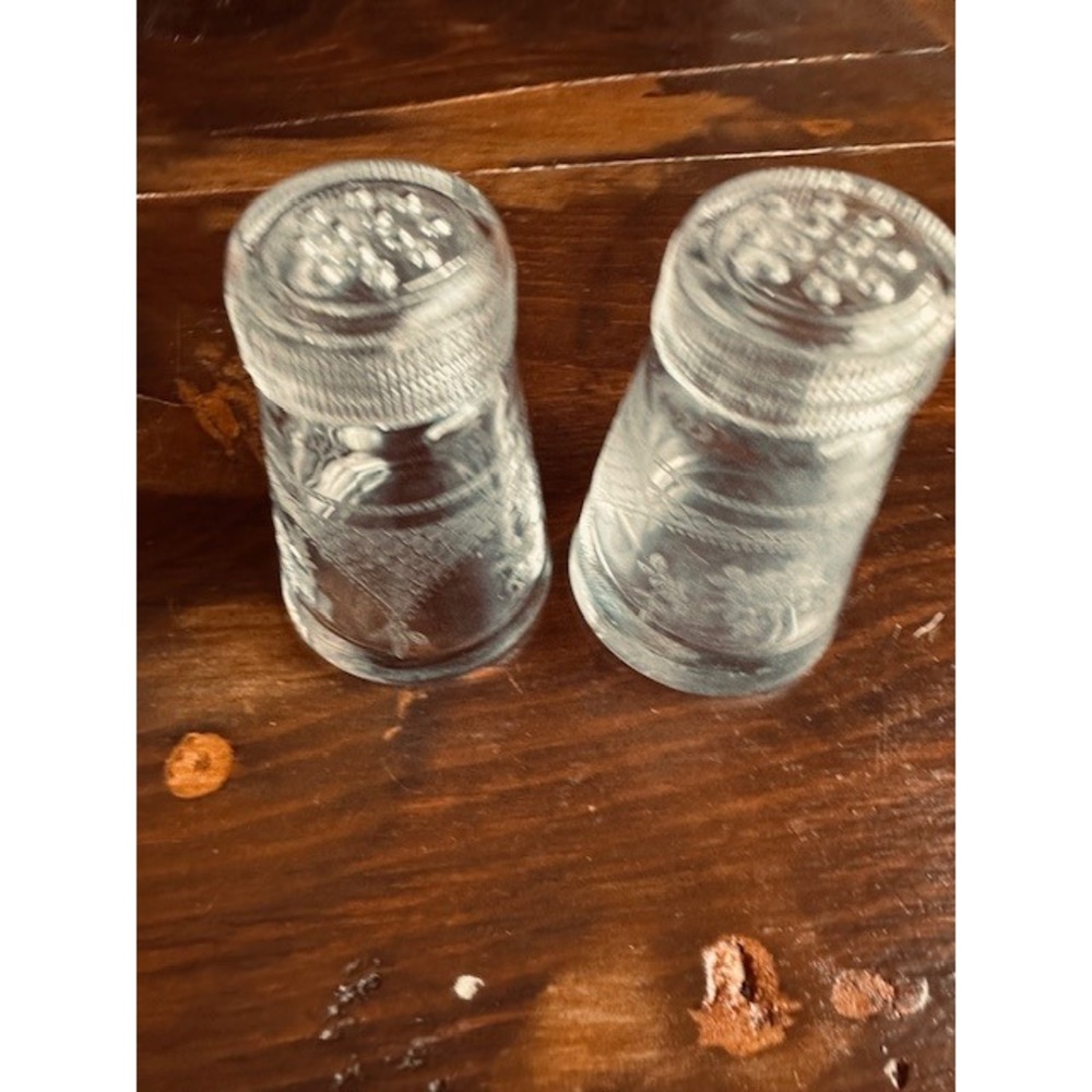 Vintage Etched Clear Glass Salt and Pepper Shakers Floral Lace Pattern Set of 2 - Picture 2 of 7